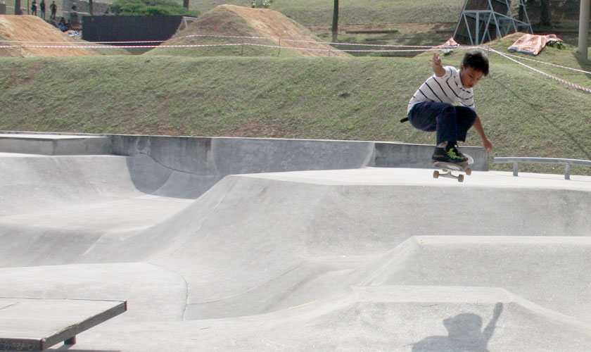 Terbang Tinggi! Ian Iman, 9 tahun, melompat tinggi semasa kejohanan papan selaju Adrenaline Fest di Taman Cabaran Putrajaya semalam. Gambar - Bazly / @bazly_baly