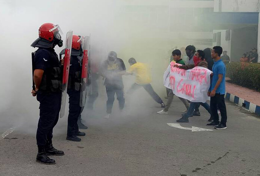 Latihan demostrasi yang dijalankan menangani elemen keganasan merusuh di IPD Kota Kinabalu. - Astro AWANI