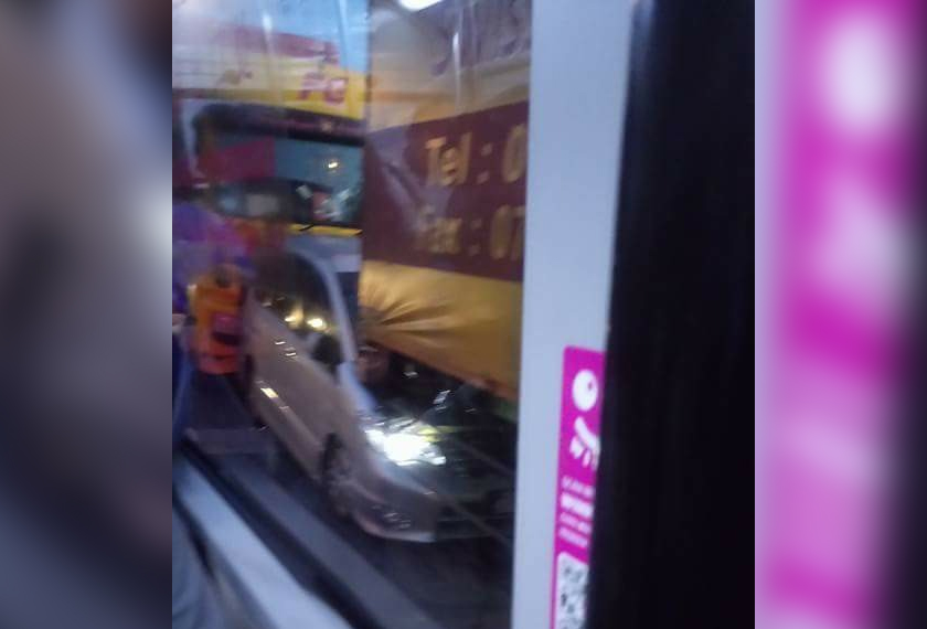 Walaupun rosak teruk, namun tiada mangsa dalam kereta ini yang tercedera dalam dalam insiden pagi tadi. - Facebook/Janie Sim