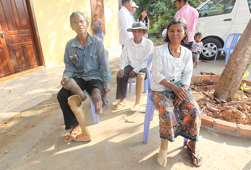 Mangsa-mangsa periuk api merenung nasib mengimbau trauma akibat menjadi mangsa periuk api, bom dan senjata pembunuh yang lain di Kemboja. - Foto Astro AWANI / Azlinariah Abdullah