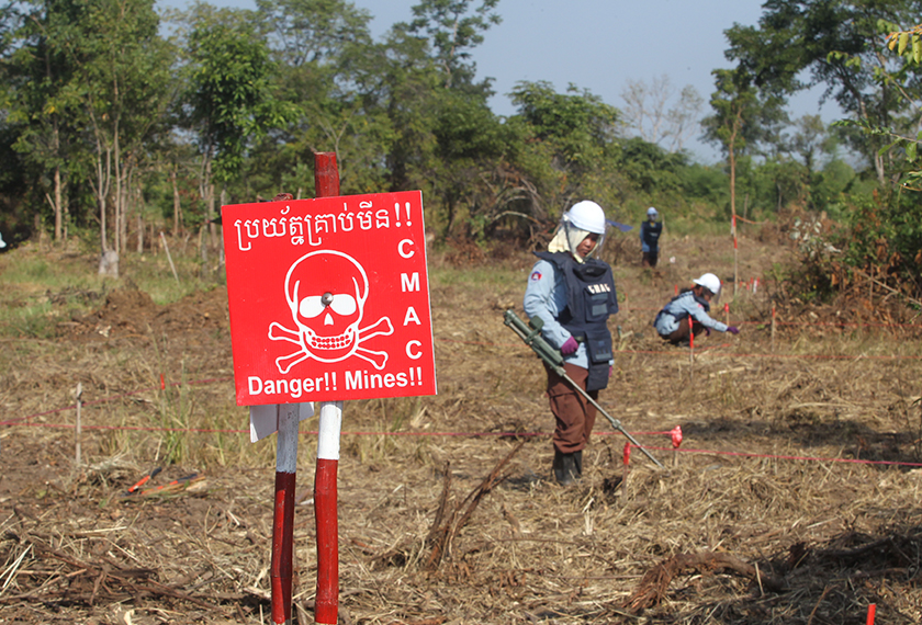 Petugas C-MAC giat membersihkan periuk api di kawasan yang diwartakan memiliki bahan membunuh itu di Battambang, Kemboja. - Foto Astro AWANI / Azlinariah Abdullah