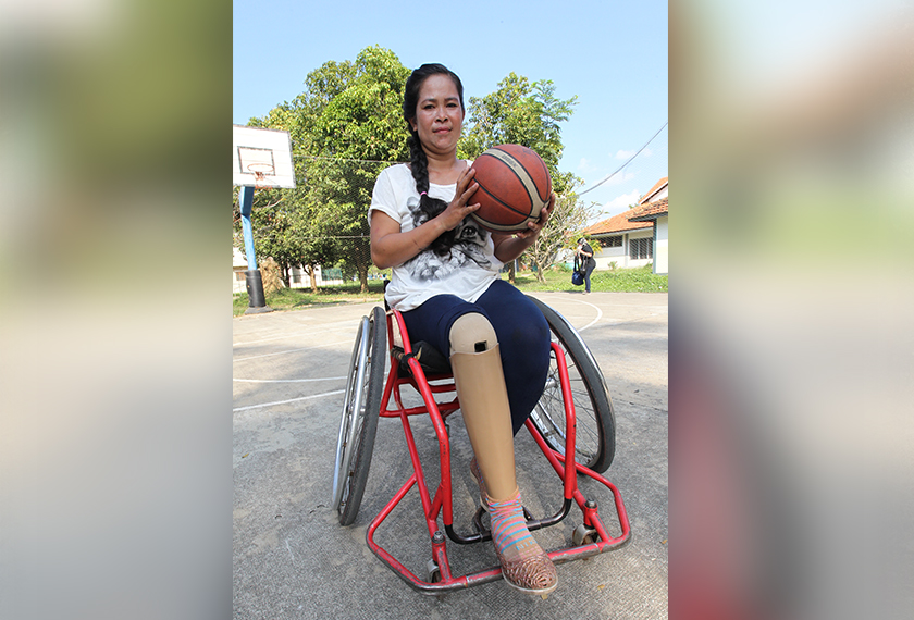 Loah Nimul hilang kaki akibat tersilap pijak periuk api di Kemboja.- Foto Astro AWANI / Azlinariah Abdullah