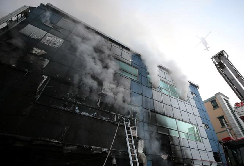 Kebanyakan mangsa ditemui di tingkat dua yang turut menempatkan sauna. - REUTERS