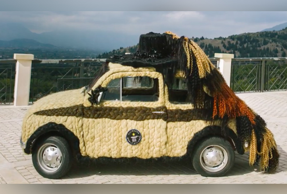  Maria Lucia Mugno meluangkan masa selama 150 jam untuk menghias kereta jenis Fiat 500 dengan rambut yang diimport dari India seberat 120 kilogram. Foto: huffingpost.com