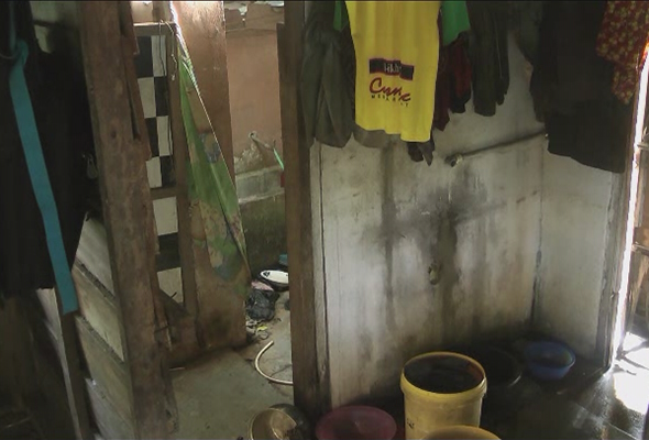 Keadaan daif rumah sewa pasangan suami isteri di Changlun, Kedah.