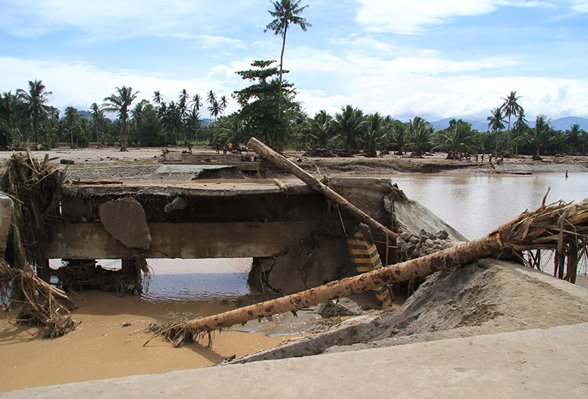 Menurut laporan AFP, kawasan penempatan yang berada berdekatan dengan sungai musnah dihanyutkan arus deras (foto: Reuters)