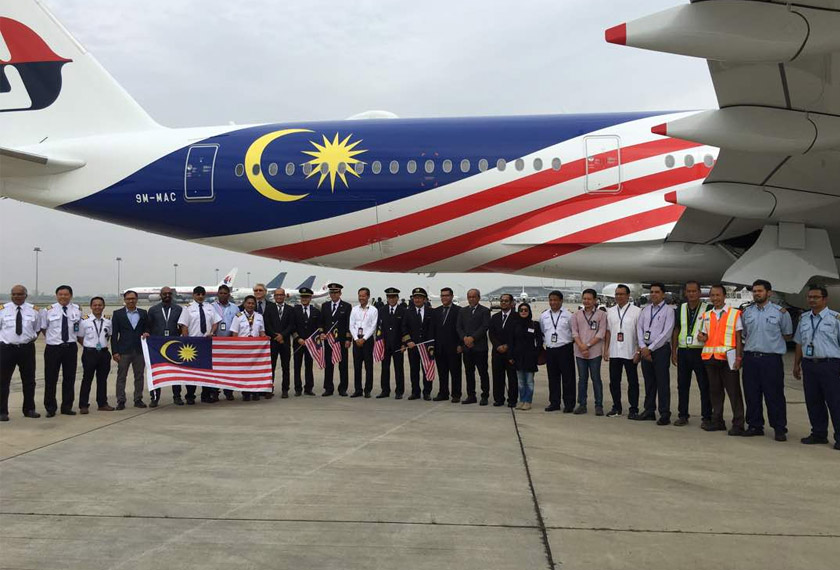 Ketua Pegawai Eksekutif Malaysia Airlines Group, Kapten Izham Ismail (tengah) turut hadir menyambut ketibaan pesawat A350-900.