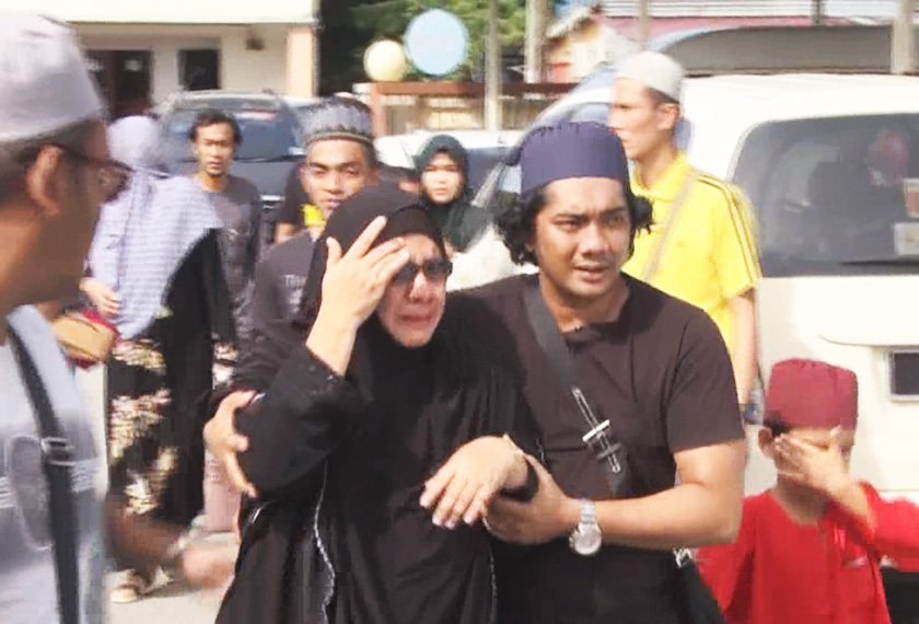 Ibu kepada tiga beradik yang maut akibat kemalangan terpaksa dipapah ahli keluarga.