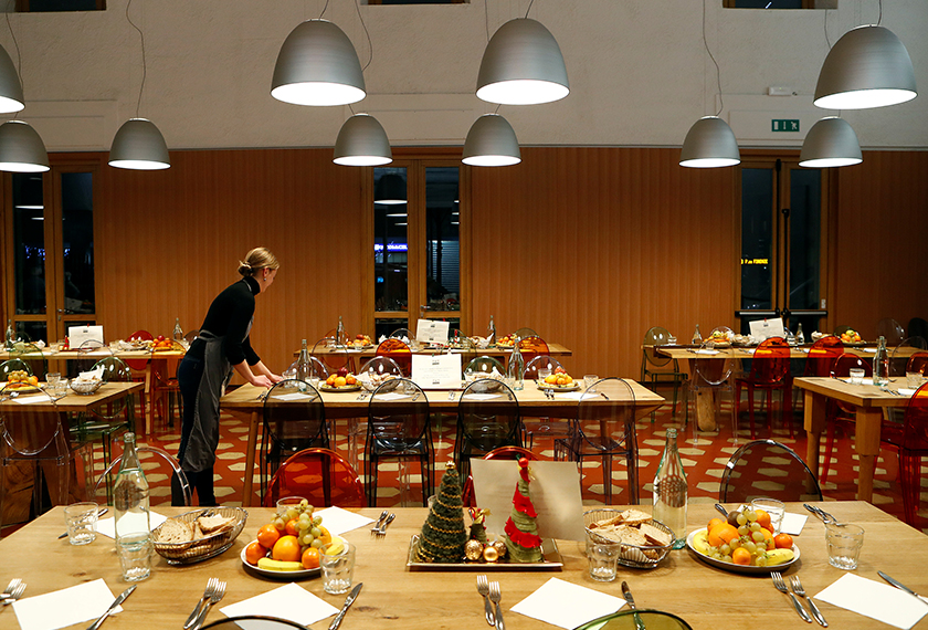 Bottura bakal menyediakan restoran percuma untuk orang miskin dan gelandangan, dan hidangan akan disaji di atas meja. - Reuters