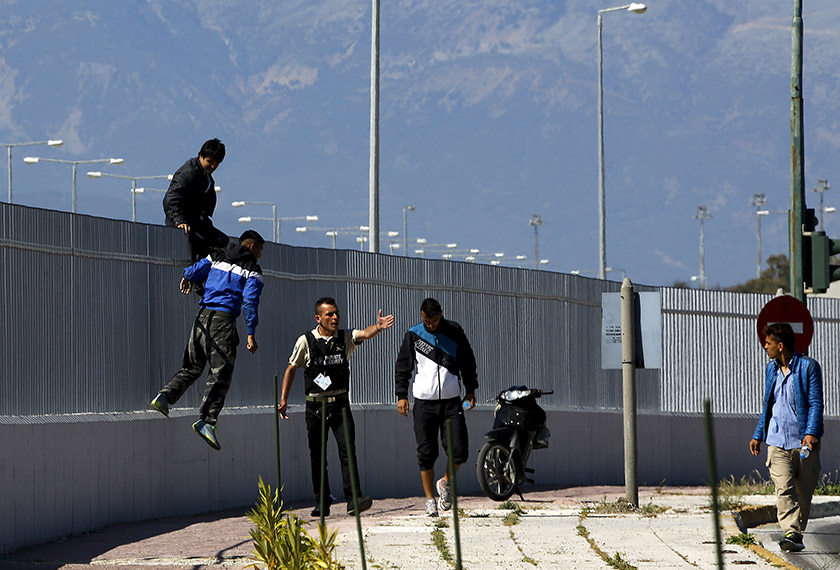 Kumpulan pelarian di Patras, Greece cuba untuk memasuki pelabuhan feri pada April 28, 2015 (foto: REUTERS/Yannis Behrakis)