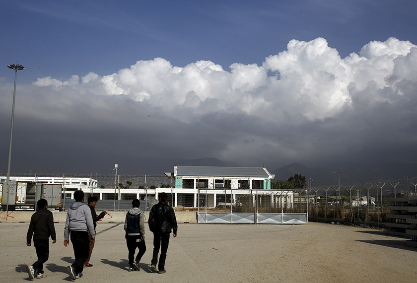 Kumpulan pelarian yang terdiri daripada remaja di pelabuhan di Patras, Greece pada April 28, 2015 (foto: REUTERS/Yannis Behrakis)