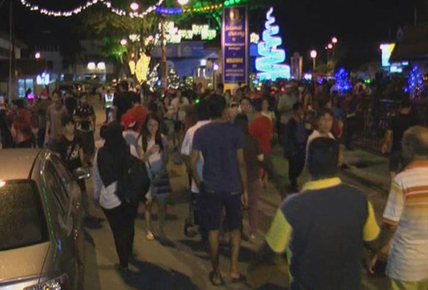 Para pelancong mengambil kesempatan melawat kampung tersebut untuk sama-sama merasai kemeriahan Krismas.