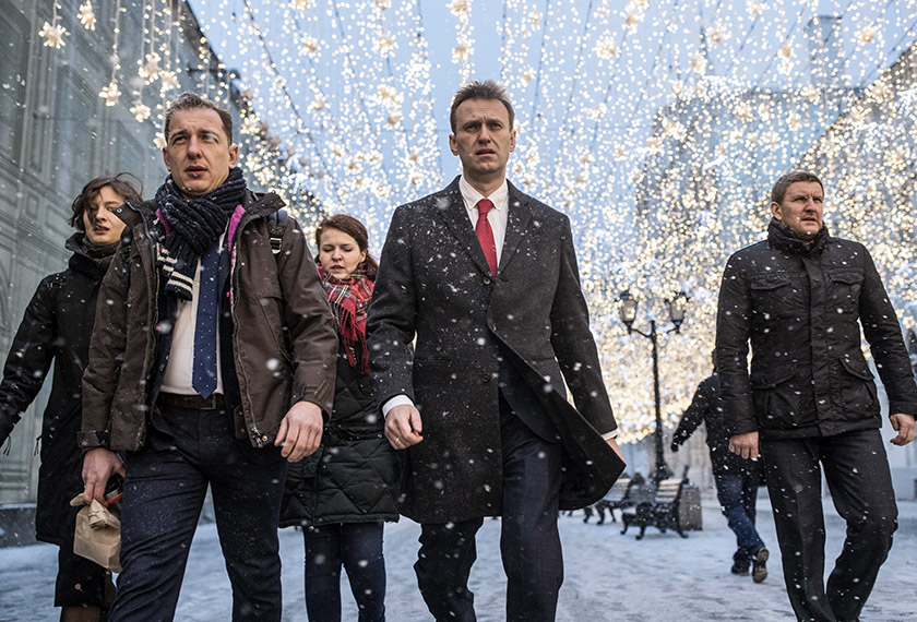 Navalny ketika menghantar kertas pencalonannya untuk bertanding menentang Vladimir Putin dalam Pilihan Raya Presiden Rusia Mac 2018 (foto: AP)