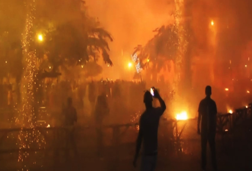 Detik-detik ketika berlaku letupan bunga api yang mengakibatkan kecederaan di sambutan perayaan Parrandas di Remedios, Cuba (foto: APTN VIDEO)