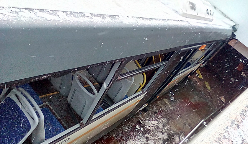 Bas penumpang yang terbabas dan memasuki laluan terowong bawah tanah yang dikhaskan untuk pejalan kaki di Moscow pada 25 Dis 2017. - REUTERS