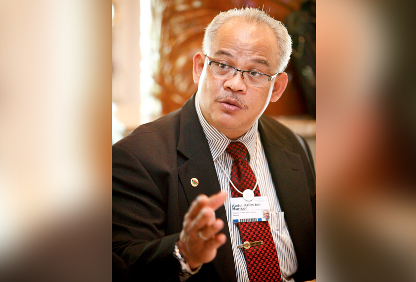 Tegas Abdul Halim, jika tidak dikawal tahap stres pekerja Malaysia, mereka mungkin menjadi 'lunatik'. - Gambar fail