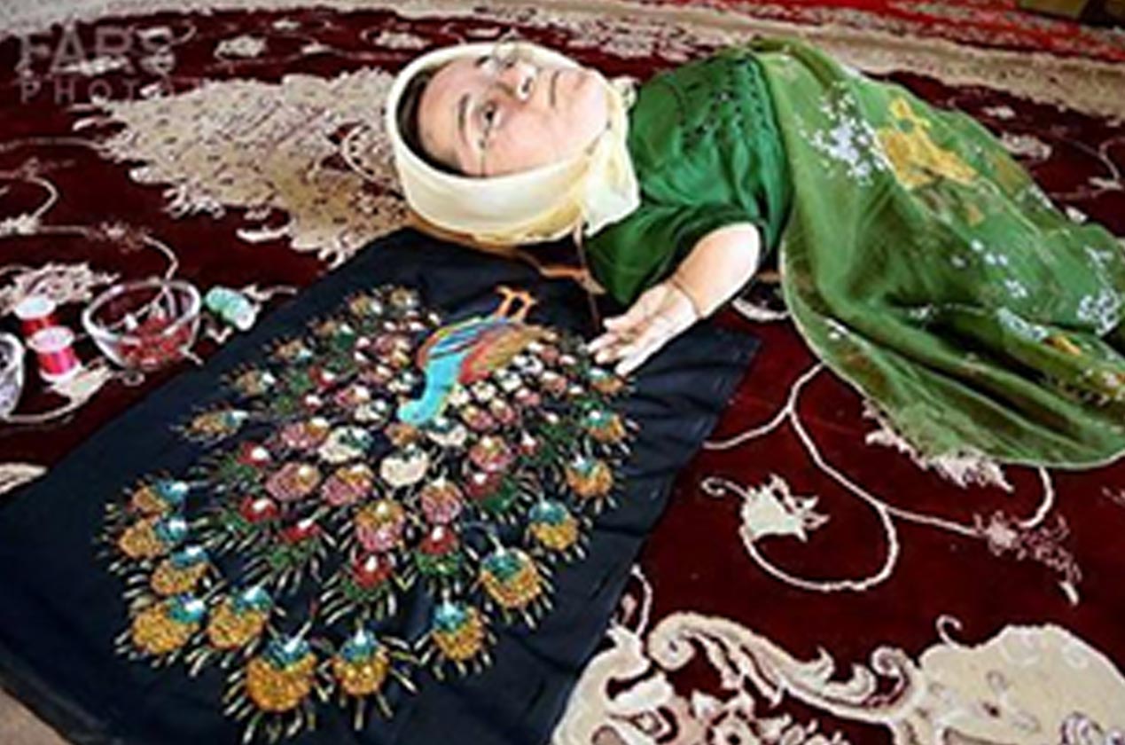 MItra juga memperoleh pendapatan sendiri dengan menghasilkan dan menjuual sendiri karya seni seperti lukisan dan kerja tangan jahitan manik. - Sumber: Media sosial/Soumya Darbari