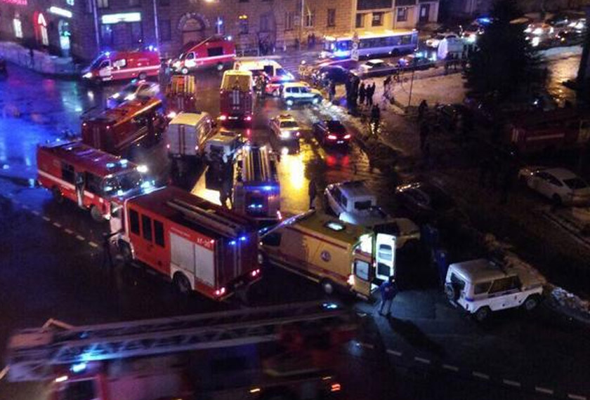 Pasukan keselamatan menjalankan kerja-kerja menyelamat di lokasi kejadian.