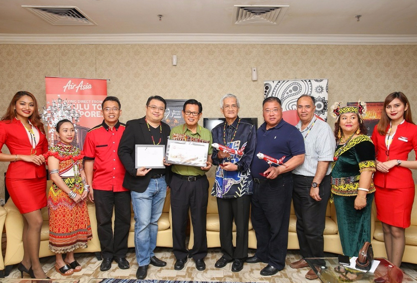 Ketibaan penumpang juga disambut oleh Menteri Muda Pelancongan, Seni dan Kebudayaan negeri, Datuk Lee Kim Shin. - Foto AirAsia