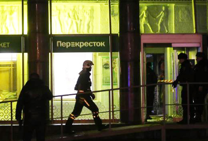 Pasukan keselamatan menjalankan kerja-kerja menyelamat di lokasi kejadian.