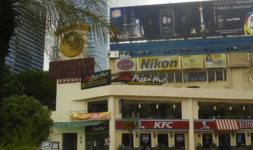  Empat dekad bukan satu jangka masa yang singkat.   Pemilik Binwani’s, Chandru Binwani mengakui selepas lebih 40 tahun bertapak di Ampang Park, penutupan kompleks beli-belah tersebut Ahad ini seumpama satu perpisahan yang pilu.   Chandru (Binwani) mula beroperasi di Ampang Park sekitar tahun 1973. Komposisi bangunan tersebut yang terletak di salah satu jalan raya utama di ibu negara ini menjadi antara faktor utama perniagaan tekstil itu berkembang pesat seiring kemajuan Kuala Lumpur.   “Selepas lebih 40 tahun, saya tak sangka hari ini menjadi antara hari terakhir saya berniaga di sini,” kata Chandru ketika ditemui Astro AWANI di sini hari ini.   Kompleks beli-belah tertua di negara itu akan ditutup untuk memberi jalan kepada projek pembangunan infrastruktur bandar raya.   Menurutnya, beliau menjadi saksi perniagaan yang bernaung di bawah payung Ampang Park.   Dari makanan, elektronik ke perkhidmatan, Chandru antara pengusaha yang pernah menjadi saksi jatuh bangunnya sesebuah perniagaan di situ.   