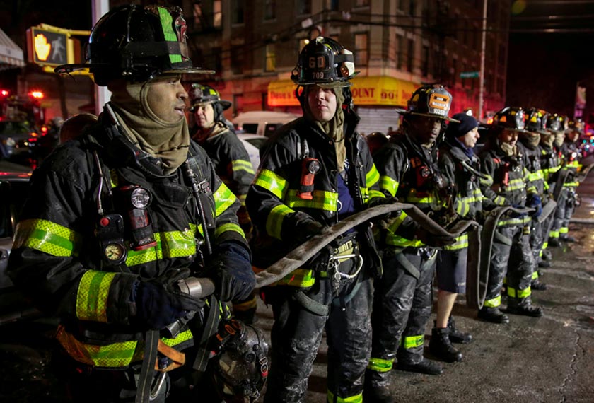 Antara 170 anggota bomba yang bertungkus-lumus memadamkan kebakaran di Bronx (Reuters)