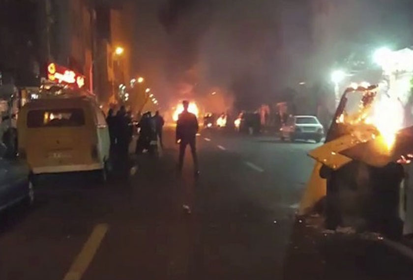 Antara foto yang menunjukkan siri protes di serata Tehran yang turut menggesa agar kerajaan digulingkan (foto: Reuters)