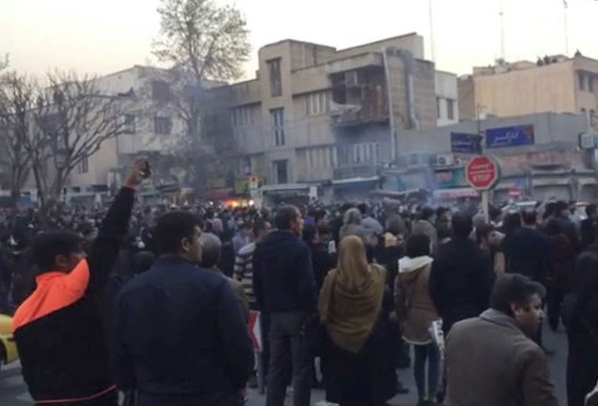 Antara foto yang menunjukkan siri protes di serata Tehran yang turut menggesa agar kerajaan digulingkan (foto: Reuters)
