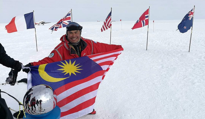 Jalur Gemilang berkibar di titik 90 Kutub Selatan.