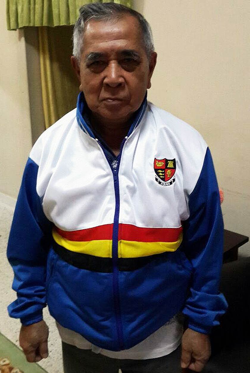 Cikgu Kassim memakai 'track top' khas hadiah daripada bekas pelajar KSAH ketika kunjungan ke kediamannya di Taman Golf. -Alumni KSAH8387