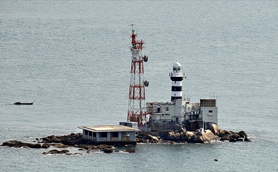 Walaupun Malaysia memiliki Batuan Tengah, kedaulatan ke atas Tubir Selatan (South Ledge) belum lagi ditentukan oleh kedua-dua Malaysia dan Singapura. 