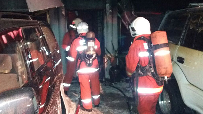 Anggota bomba menjalankan pemeriksaan selepas memadamkan api di rumah yang terbakar awal pagi ini.