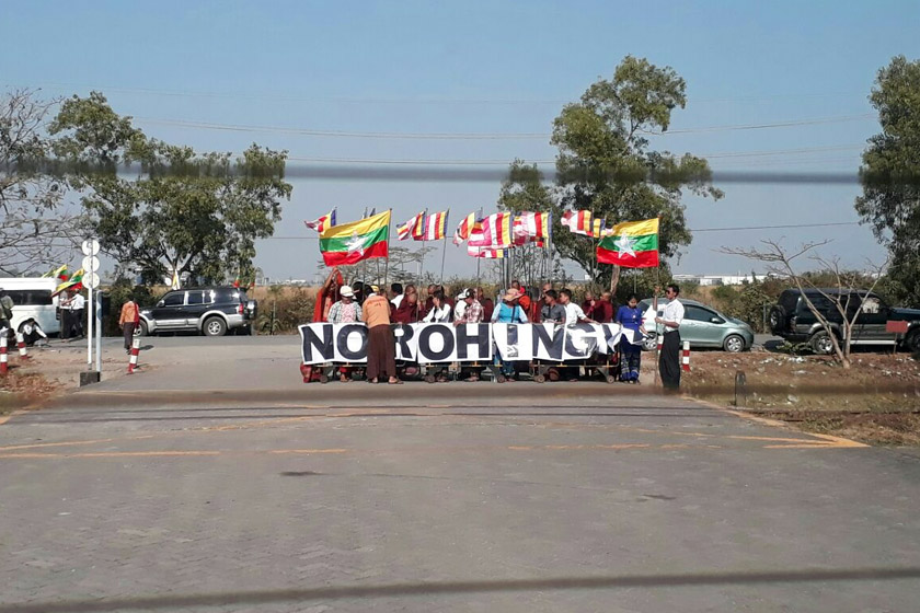 Turut berlaku protes di luar pelabuhan membabitkan kira-kira 50 peserta - Foto Astro AWANI / Hilal Azmi