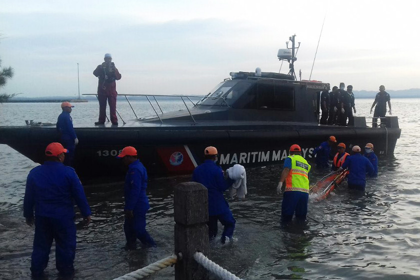 Mayat pertama seorang kanak-kanak dijumpai di perairan Tinagat, Tawau oleh anggota Kastam sekitar pukul 3.50 petang. - Foto APMM
