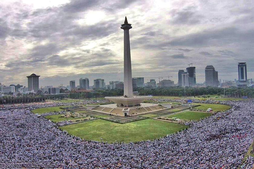 Lebih daripada 150,000 orang memenuhi sekitar kawasan Tugu Monas sewaktu protes terhadap Ahok. - Foto Karim Raslan