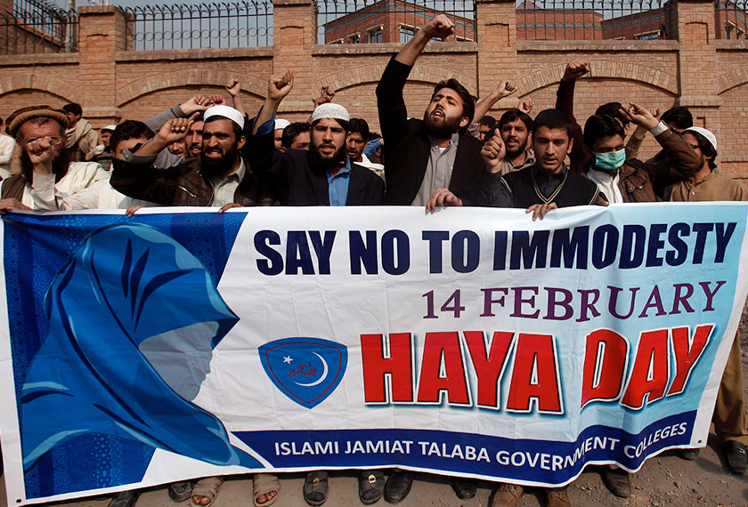 Penunjuk perasaan dari Parti Jamaat-e-Islami menjalankan protes terhadap sambutan Hari Kekasih di Universiti Peshawar. - Foto Reuters