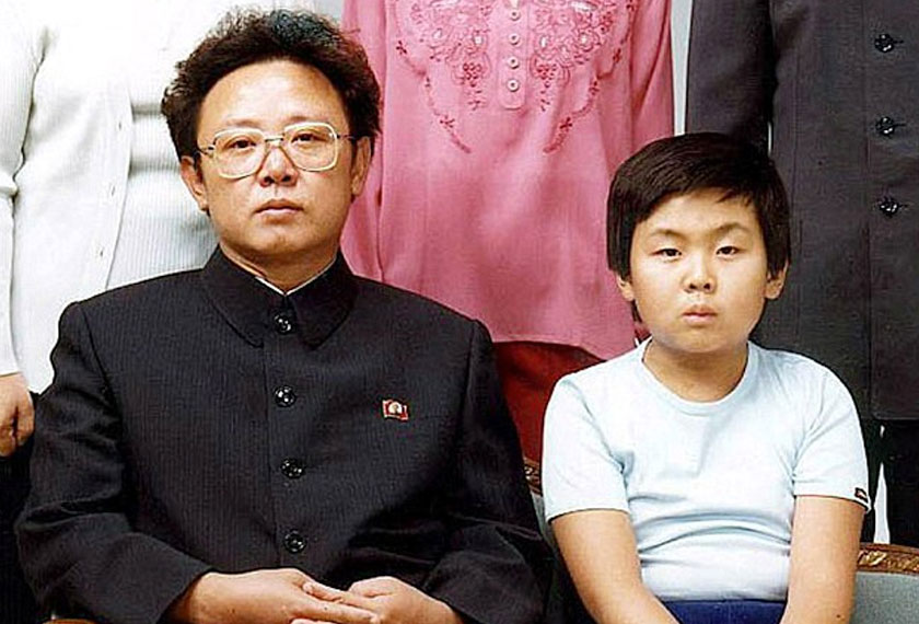 Keratan potret keluarga pada tahun 1981 menunjukkan Kim Jong Il dengan anaknya Kim Jong Nam - Foto Reuters