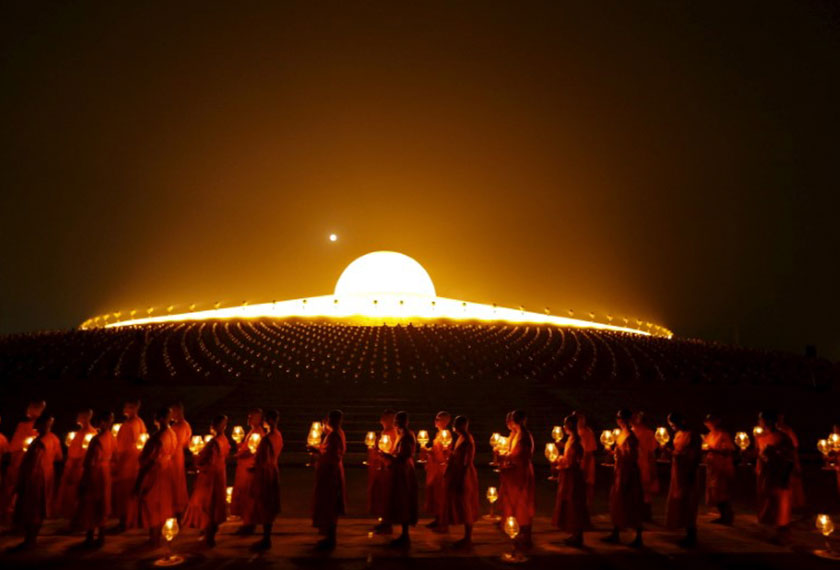 Kuil Dhammakaya yang mempunyai seni bina unik dilihat memberi tentangan kepada junta. - Foto Reuters