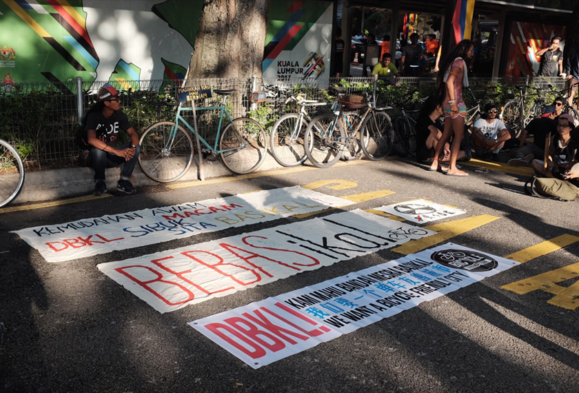 Antara kain rentang yang menyampaikan hasrat dan rasa tidak puas hati komuniti berbasikal di Kuala Lumpur. - Foto Astro AWANI/Israr Khalid