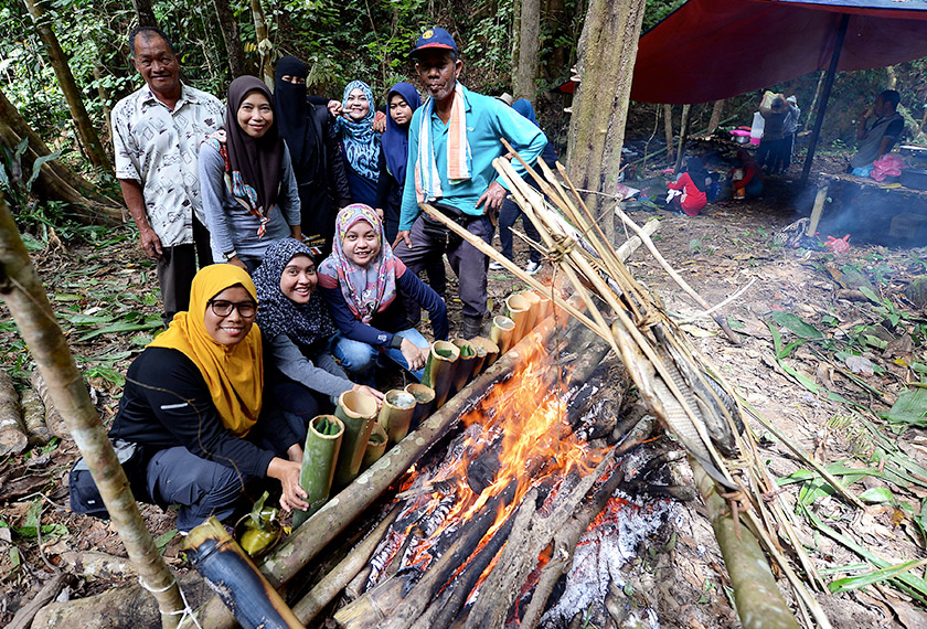 Hidangan yang cukup terkenal ialah nasi yang dimasak dalam buluh disertai ikan sebarau atau talapia bakarMenikmati hidangan sebarau bakar yang disediakan penduduk tempatan adalah suatu pengalaman menarik. - Bernama