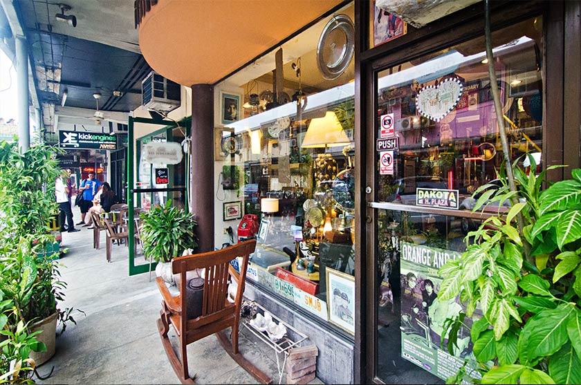 Salah sebuah kedai dengan tarikannya yang tersendiri di Cubao X. Gambar Karim Raslan