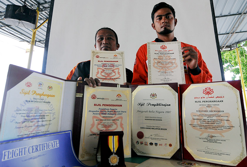 Mohd Khaishian and Norafandi show the certificates they received after their successful excursion in North Pole in 2007. 