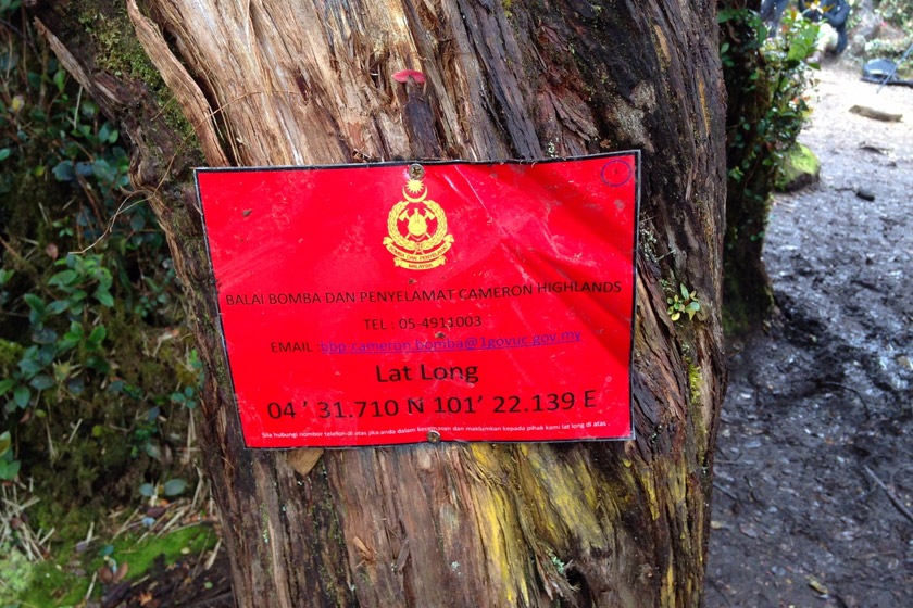 Papan tanda yang disediakan pihak Bomba dan Penyelamat Cameron Highlands bagi tujuan rujukan pendaki pada waktu kecemasan. - Foto Astro AWANI/ Tan Su Lin