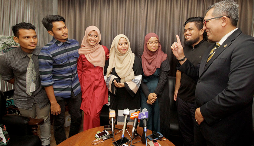 Pengerusi Jawatankuasa Sumber Manusia, Belia dan Sukan Negeri Datuk Shahrul Zaman Yahya (kanan) mengadakan pertemuan dengan lima remaja yang memanjat papan tanda 'Ipoh'. - Foto Bernama