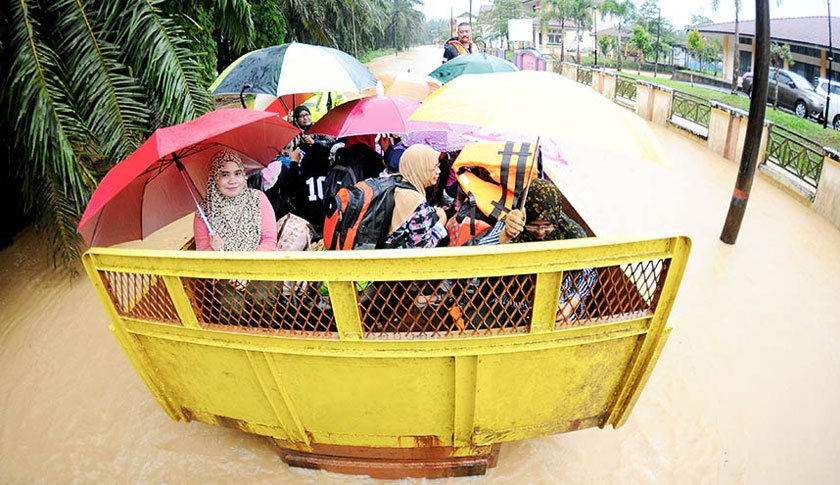 Seorang guru merasai pengalaman mendebarkan dipindahkan menggunakan traktor.