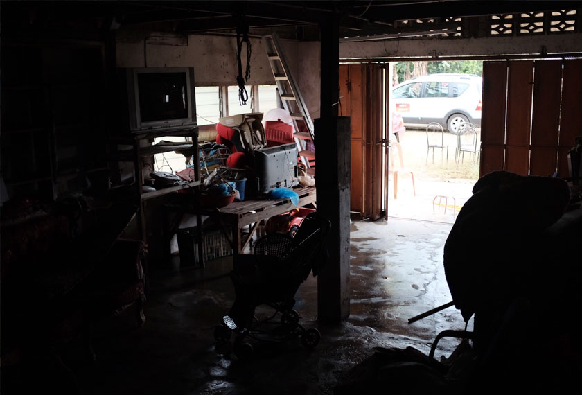 Rafeah memikirkan tentang kesan banjir kepada kediamannya saban tahun. - Foto Astro AWANI