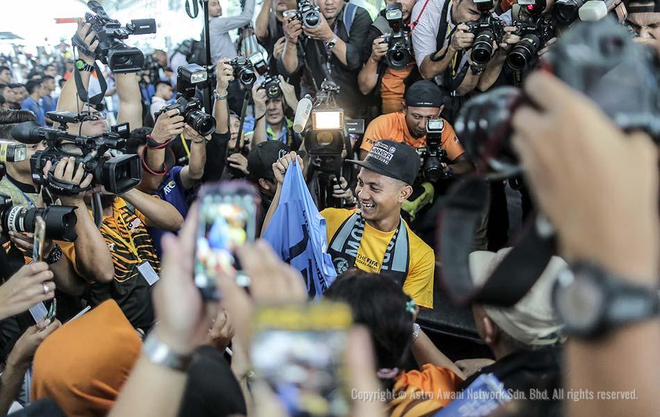 Pemenang Anugerah Puskas FIFA 2016, Mohd Faiz Subri, dikerumuni petugas media dan peminat sewaktu keluar dari balai ketibaan di Lapangan Terbang Antarabangsa Kuala Lumpur (KLIA) pada 11 Januari 2017. - Foto Astro AWANI/SHAHIR OMAR