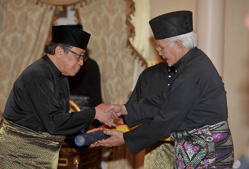 Datuk Amar Abang Johari Tun Openg, 66, menerima surat perlantikan sebagai Ketua Menteri Sarawak keenam dari Yang Dipertua Negeri Tun Abdul Taib Mahmud di Astana Negeri di Petra Jaya hari ini.- Foto Bernama
