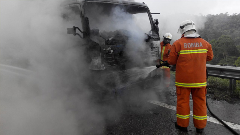 Dalam kejadian sekitar 7.50 pagi itu, lori kontena yang terbakar itu telah menyebabkan kesesakan lalu lintas lebih tiga kilometer dan hanya satu lorong dibuka setakat pukul 9.15 pagi.