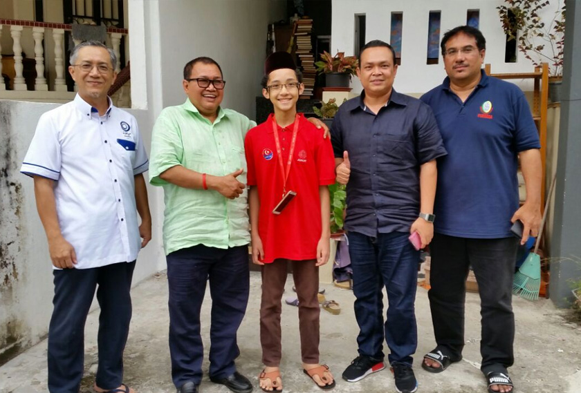 Datuk Ibrahim Ali bersama pegawainya mengunjungi remaja lelaki yang membuat laporan polis terhadap Lim Guan Eng. - Gambar Perkasa